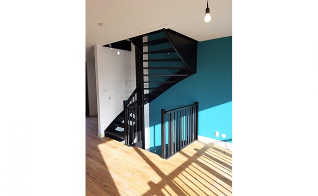 nieuwbouw huis gestucadoord en trap en muren op kleur gesausd 2