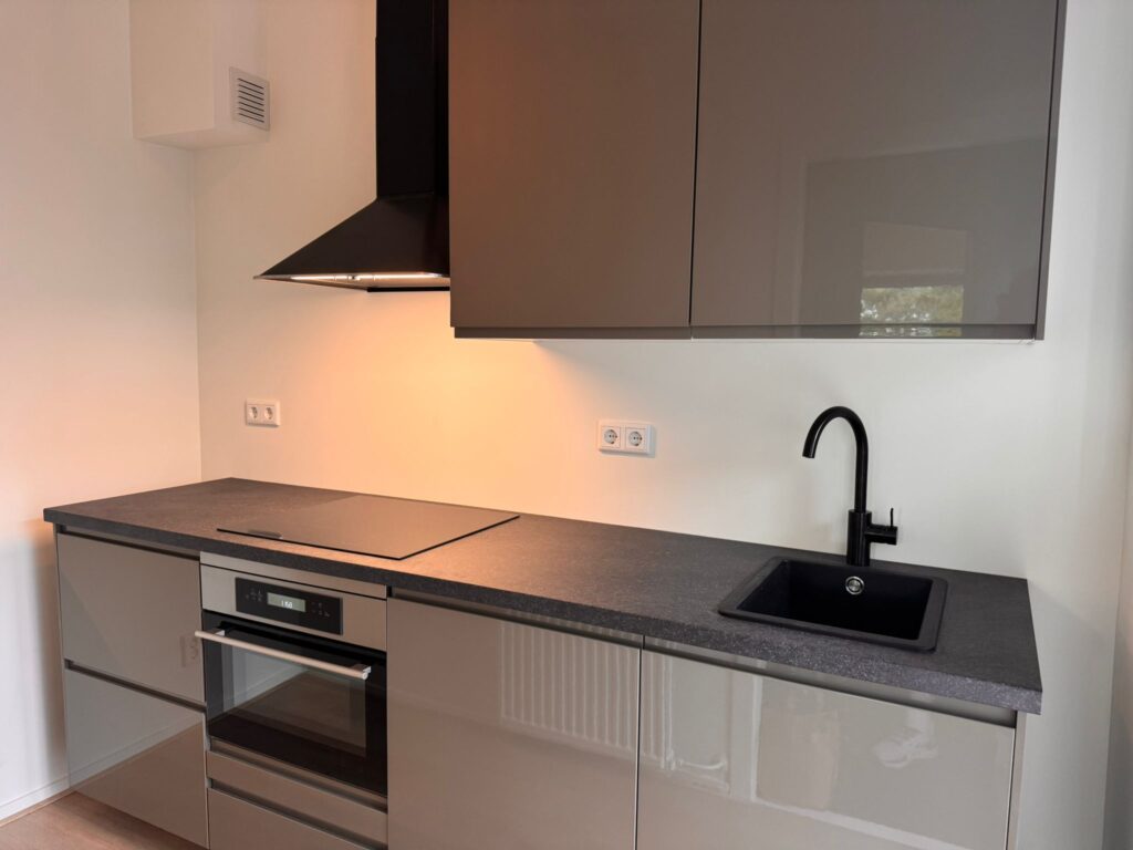 Schilderwerk aan jaren 30 woning uitgevoerd door J. van der Velden